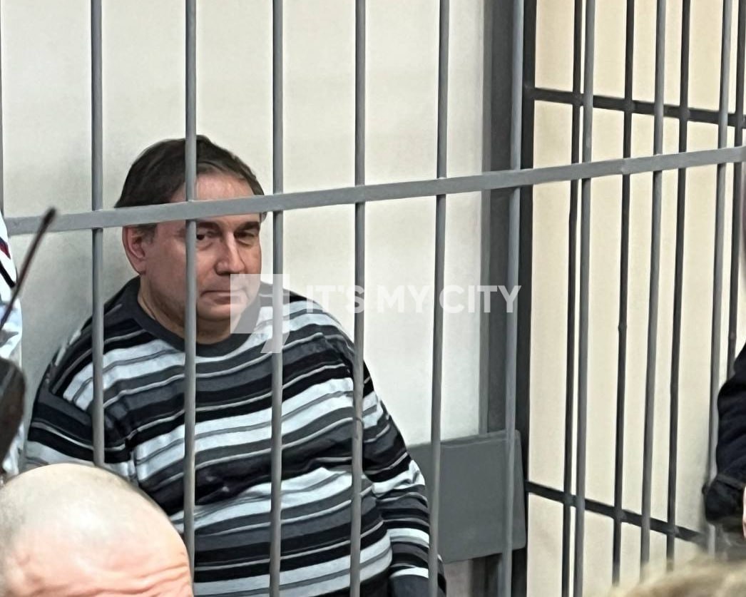 В Екатеринбурге начнут судить бывшего министра ЖКХ обвиняемого в получении взятки в 980 тыс рублей Прокуратура направила в суд дело министра Николая Смирнова и его заместителей Игоря Чикризова и Андрея Кислицына Судить всех троих будут в Верх Исетском районном суде Екатеринбурга Все трое обвиняются в получении взятки в особо крупном размере через посредника группой лиц и по предварительному сговору часть 6 статьи 290 УК РФ По версии следствия с января 2023 по март 2024 года чиновники получили через посредника больше 4 4 млн рублей Из них Смирнов забрал себе 980 тыс рублей Чикризов не меньше миллиона рублей Кислицын больше 2 5 млн рублей Взятка была передана за общее покровительство при выполнении муниципальных контрактов в сфере проектирования объектов водоснабжения и водоотведения рассказали в пресс службе прокуратуры Свердловской области В январе этого года Николай Смирнов покинул должность главы министерства ЖКХ После этого его задержали и отправили под стражу В июле экс министра выпустили из СИЗО сейчас он находится под запретом определенных действий По данным СМИ именно Смирнов дал показания на бывшего вице губернатора Олега Чемезова и предпринимателей Алексея Боброва и Артема Бикова владельцев Облкоммунэнерго которое сейчас пытаются национализировать по требованию Генпрокуратуры