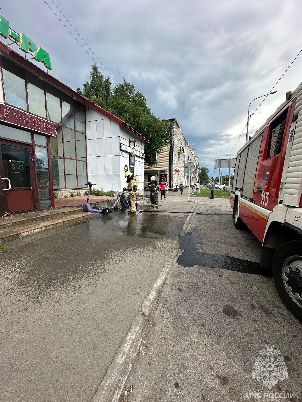 В Барнауле на улице Профинтерна загорелся электросамокат Владелец самоката припарковал средство индивидуальной мобильности у магазина, а когда вышел, увидел, что самокат дымится. Прибывший на вызов пожарный расчёт МЧС России оперативно ликвидировал горение. Важно помнить: литий-ионные аккумуляторы огнеопасны. храни аккумуляторы вдали от источника тепла; трещины и деформации могут привести к возгоранию батареи; не оставляй надолго аккумуляторы на зарядке; не разряжай батарею ниже минимального порога напряжения и избегай перезарядки; пользоваться неисправным устройством опасно! Видео - Катунь 24