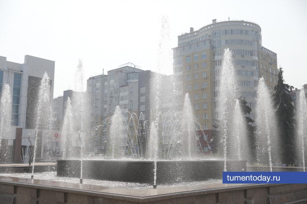 Летний риск: почему нельзя купаться в городских фонтанах В жаркие дни городские фонтаны так и манят освежиться, но купание в них может быть опасно для здоровья. Как объяснил заведующий приемно-диагностическим отделением ГБУЗ ТО «Областная инфекционная клиническая больница» Семён Ломоносов, вода в фонтанах содержит химические добавки и болезнетворные микроорганизмы, которые могут вызвать кишечные инфекции, гепатит А и кожные заболевания. Кроме того, конструкция фонтанов небезопасна: можно получить травму или удар током от подсветки. Вода постоянно загрязняется уличной пылью, мусором и может содержать возбудителей инфекций от птиц и животных. Медики настоятельно рекомендуют воздержаться не только от купания, но и от мытья рук или продуктов в фонтанах. Для гигиенических процедур используйте только чистую питьевую воду. Фото: Сергей Куликов