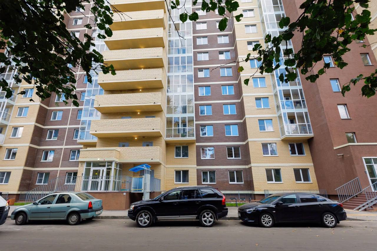 Машиноместа в Москве подорожали на 12 с начала года до 4 млн рублей Средняя стоимость машиноместа в Москве за 10 месяцев 2025 года выросла на 12 и достигла 4 03 млн рублей Аналитики объясняют этот рост структурными изменениями на рынке исчезновением бюджетных вариантов появлением премиальных предложений и удорожанием мест по мере готовности новых жилых комплексов kvadratnymaster Фото медиасток рф