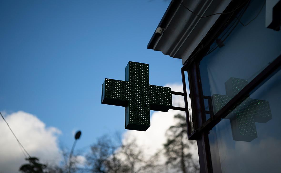 Ъ узнал о возникшем в российских аптеках дефиците нейролептика Сероквель Препарат применяется при лечении шизофрении психозов биполярного расстройства и других заболеваний Возникшая нехватка лекарства обусловлена передачей прав на него от британско шведской AstraZeneca к немецкой Cheplapharm а также переносом производства говорится в публикации По данным Коммерсанта нейролептик в дозировках 25 мг и 100 мг исчез в большинстве крупных аптек Москвы и других городов в частности его нет в Ригле Столичках Неофарме Горздраве и сети 36 6 Кроме того заказать препарат невозможно и через крупные интернет аптеки Эксперты отмечают что процесс переноса производства может занять более года Сейчас фармсубстанция для Сероквеля изготавливается в Бельгии готовая форма на площадке AstraZeneca в Китае а упаковка в Великобритании При этом медики отмечают что у препарата есть широкий выбор дженериков переход на которые как правило проходит безболезненно Подписаться на Говорит Москва Telegram VK MAX