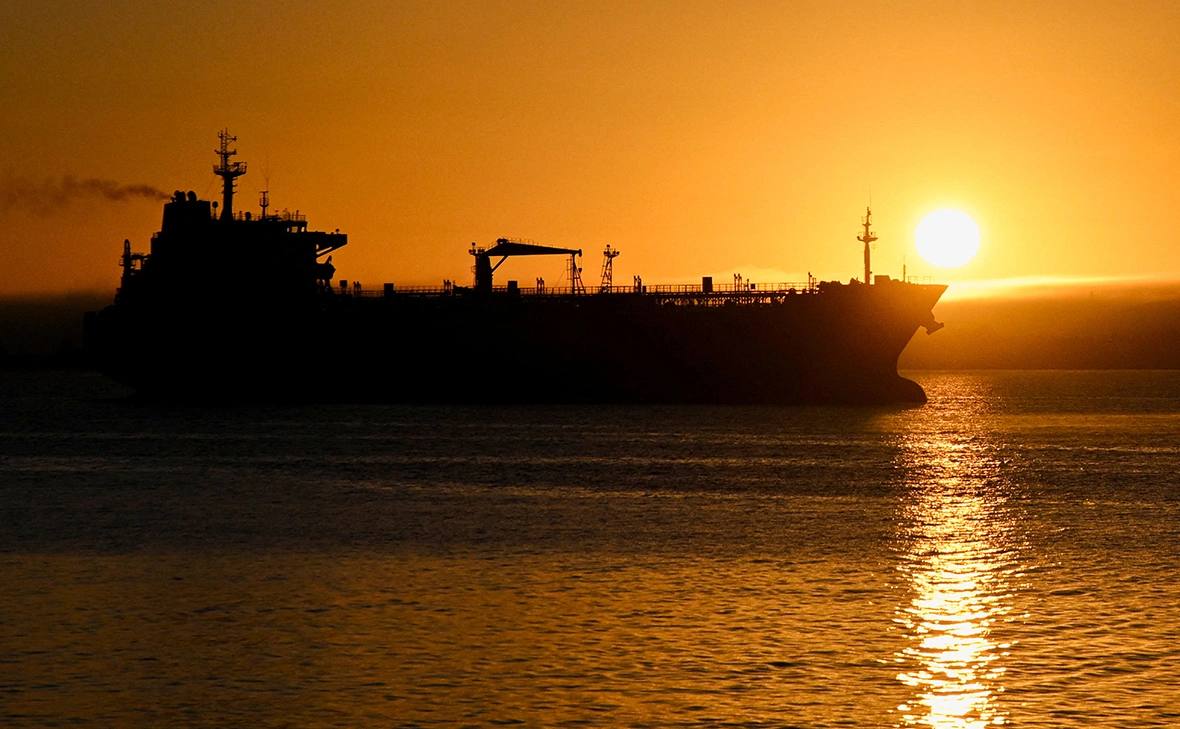 ЕС принял решение снизить потолок цены на российскую нефть ЕС в 2022 году ввел предельную цену на российскую нефть в минувшем сентябре она снизилась с 60 до 47 6 за баррель С февраля лимит составит 44 1 Власти России в ответ запретили экспорт нефти и нефтепродуктов по потолку цен РБК Уфа в Telegram РБК Уфа в MAX