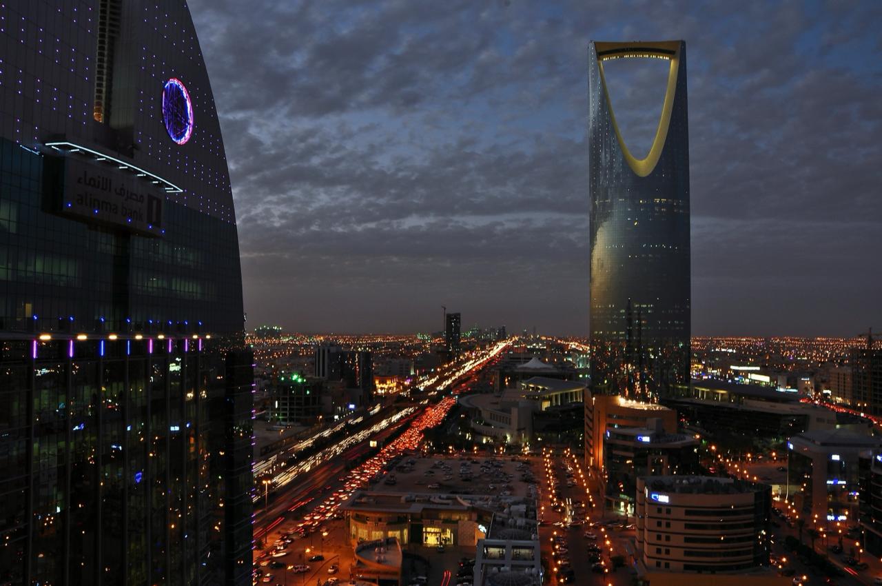 Безвиз между Россией и Саудовской Аравией заработает в конце февраля начале марта этого года сообщил директор одного из департаментов Минэка Никита Кондратьев Межправительственное соглашение было подписано в начале декабря 2025 го Согласно документу граждане одного государства смогут въезжать на территорию другого и находиться там без виз до 90 дней в течение года Достаточно действующего загранпаспорта обычного дипломатического или служебного При этом безвизовый режим не даёт права на работу учебу или постоянное проживание для этого необходимо получать соответствующие разрешения Кроме того визовые послабления не будут распространяться на граждан России прибывающих в Саудовскую Аравию для совершения хаджа или умры в период хаджа Пока для поездки в эту страну россиянам нужно оформлять визы Делается это онлайн на visa visitsaudi com стоит около 100 tripfarearea RU Подпишись