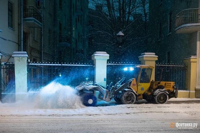 Морозы в Петербурге продержатся всю следующую неделю.   Синоптик Александр Колесов положение климатических дел описывает так:  «Погода замерла над нами в своей зимней фазе и мало что происходит по региону. Только с севера продолжают поступать облачные массивы, которые чередуются с прояснениями в облаках».  Маломальское потепление ждем к пятнице  или не ждем    Сергей Николаев / «Фонтанка.ру»  Дарим билеты в «Лахта Центр»