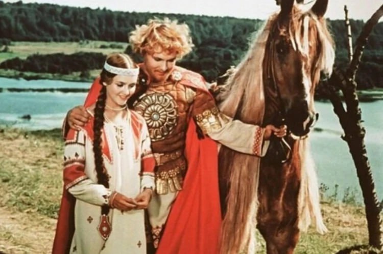 Известного советского актёра ограбили в Красноуральске Жертвой грабителей стал Вячеслав Воскресенский советский и российский актёр на прошлой неделе отметивший своё 77 летие Популярность он получил в 1975 году после исполнения главной роли в фильме сказке Финист Ясный сокол Обоих нападавших уже поместили в СИЗО до 13 декабря сообщили в пресс службе судов Свердловской области Глебу Дербенёву и Артёму Валееву предъявили обвинение в грабеже совершённом группой лиц по предварительному сговору с применением насилия не опасного для жизни или здоровья с незаконным проникновением в жилище пункты а в и г части 2 статьи 161 УК РФ Судя по информации в соцсетях 21 летний житель Красноуральска по имени Глеб Дербенёв является студентом Екатеринбургского театрального института Красноуральцу Артёму Валееву если верить соцсетям в этом году исполнилось 18 лет Вячеслав Воскресенский после перенесённого инсульта в 2025 году вернулся в киноиндустрию и стал исполнительным продюсером документального сериала Ермак Наследие который сейчас снимается на Свердловской киностудии в Екатеринбурге Фото кадр из фильма Финист Ясный сокол Телеграм канал ve4ved Поддержать Подписаться Прислать новость 18