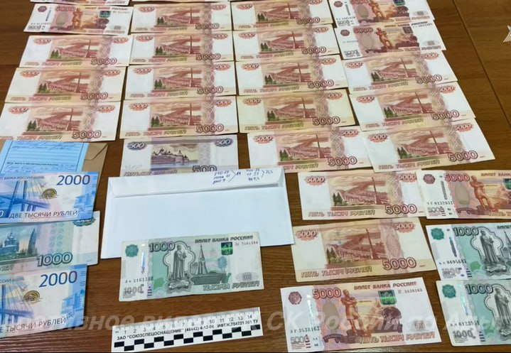 В Адыгее арестован экс-начальник подразделения Росгвардии Против бывшего заместителя начальника Центра лицензионно-разрешительной работы управления Росгвардии по Адыгее возбуждено уголовное дело. Его обвиняют во взяточничестве в особо крупном размере. Об этом сообщает пресс-служба СУ СКР России по Адыгее. По материалам следствия, 16 июля в Майкопе росгвардеец получил более 1,1 млн рублей взятки. За эти деньги он пообещал покровительство по службе как одному из подчиненных, так и образовательному учреждению, осуществляющему подготовку кадров для частных охранных организаций. Южная служба новостей