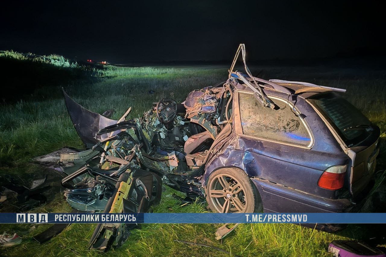ДТП на Гомельщине: двое погибших #гаи_гомель Вчера около полуночи в Житковичском районе 29-летний водитель BMW, двигаясь по автодороге Р-88 "Житковичи - Давид Городок", по предварительной информации, совершил попутное столкновение с грузовиком ЗИЛ. Водитель легкового авто и его 18-летний пассажир погибли, 29 и 30-летний пассажиры госпитализированы. На месте происшествия работали сотрудники ГАИ, МЧС, медики, следственно-оперативная группа. Устанавливаются причины и условия совершения ДТП.
