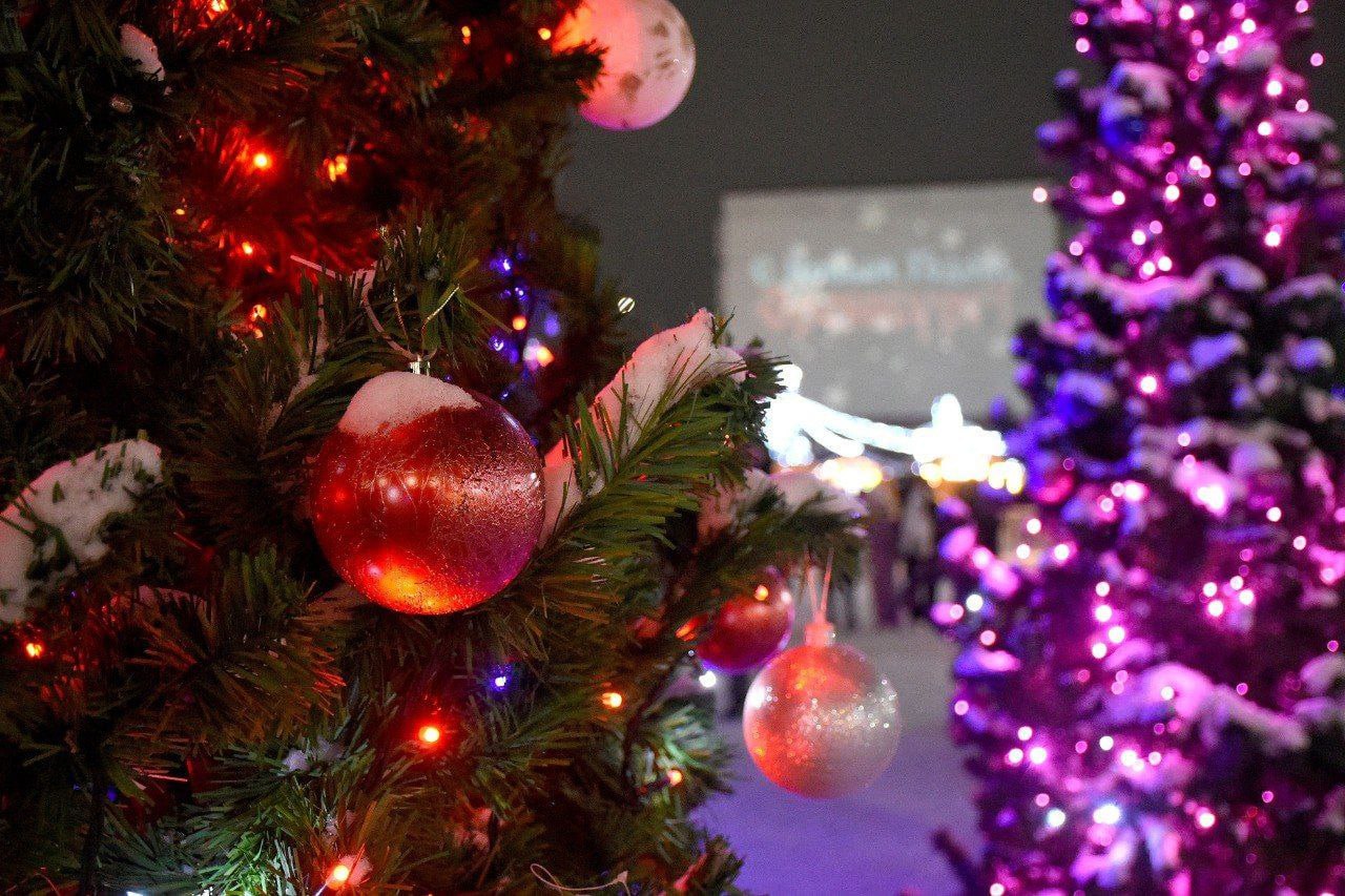 Мультфильмы на площади Ленина встречаем Новый год в Оренбурге с Союзмультфильмом 31 декабря на главной площади Оренбурга состоится праздничный марафон мультфильмов С 19 00 до 23 00 на большом экране покажут добрые и волшебные новогодние истории которые создадут тёплую атмосферу перед боем курантов Программа Тимошкина ёлка 1966 Снеговик почтовик 1955 Новогоднее путешествие 1959 Новогодняя сказка 1972 Дед Мороз и серый волк 1978 Приглашаем встретить уходящий год всей семьёй под любимые мультфильмы детства