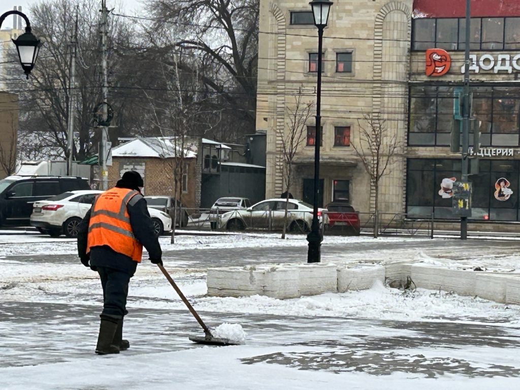 Рязанские улицы чистят от снега  Как сообщает городская администрация, сегодня сотрудники дирекции благоустройства продолжают уборку снега. Идет расчистка остановок общественного транспорта, мостов и путепроводов. Спецтехника работает на дорогах и тротуарах.  Проезжую часть чистили на улицах Ленина, Свободы. Тротуары подметали на улицах Тимуровцев, Тимакова, Зубковой, Новоселов, Первомайский проспект, Каширина, Свободы, Соборной, Вокзальной, Чкалова, Дзержинского, Гагарина, Братиславская, Черновицкая, микрорайоне Южный, Мервинская, Народный бульвар, Юбилейная, Костычева и других.  Уборка города продолжится в ночное время.