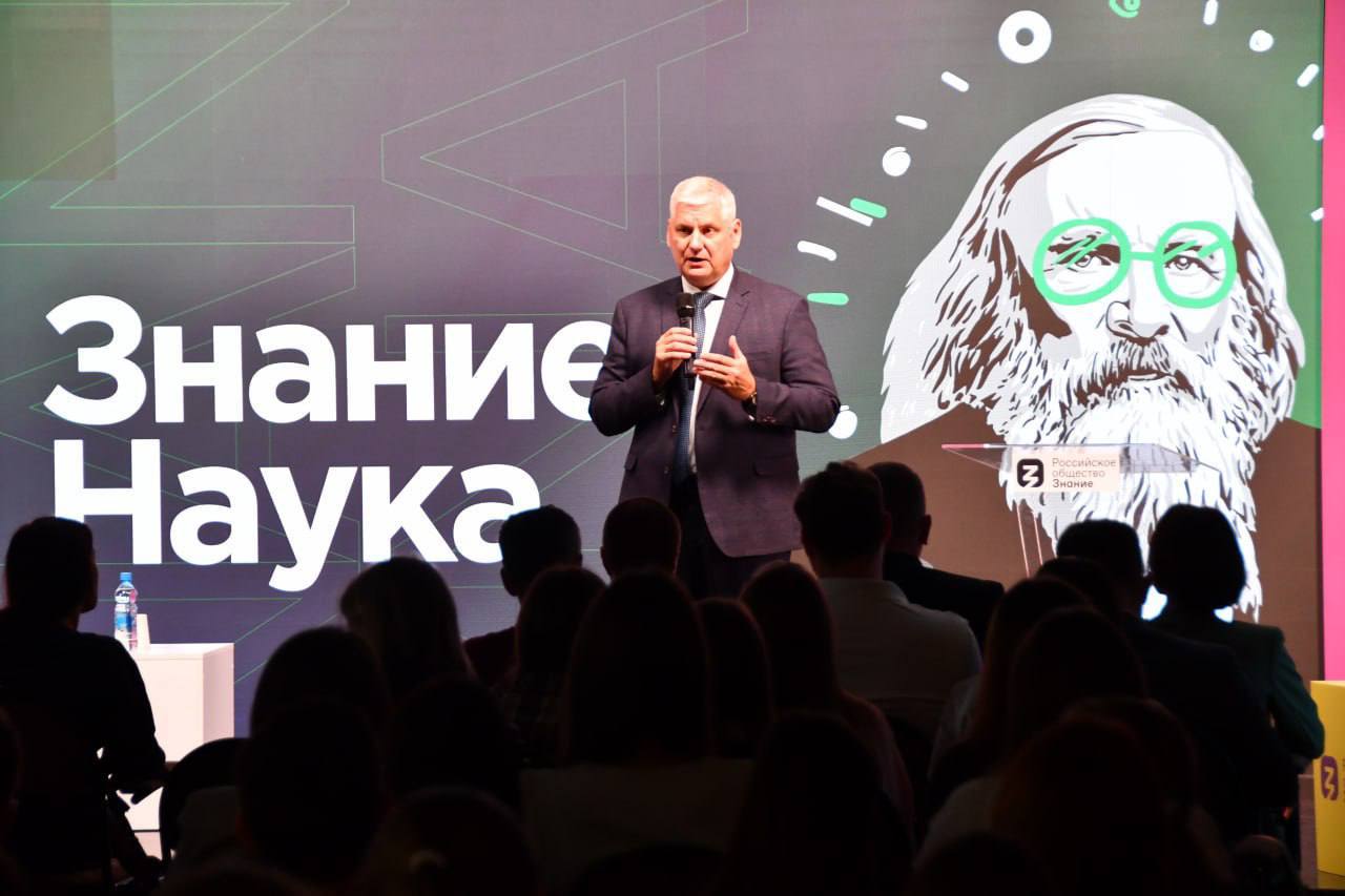 Вологодские студенты побывали на лекции ведущего историка МГИМО Губернатор Вологодской области Георгий Филимонов сообщил о развитии сотрудничества региона с Московским государственным институтом международных отношений В рамках заключенного в июне соглашения более 100 студентов и преподавателей ВоГУ стали участниками лекции дискуссии руководителя исследовательской программы Института международных исследований МГИМО кандидата исторических наук Сергея Маркедонова Как отметил губернатор это один из наиболее авторитетных специалистов в области современных международных отношений В формате открытого диалога эксперт представил комплексный анализ вызовов и возможностей для российской внешней политики в том числе возрастающую роль Турции соперничество Соединенных Штатов и России за влияние на Кавказе детально проанализировал российские интересы в Абхазии и Южной Осетии По завершении встречи лектор исчерпывающе ответил на десятки вопросов слушателей Студенты расширили теоретические знания и получили взвешенный анализ текущей геополитической повестки подвел итоги губернатор