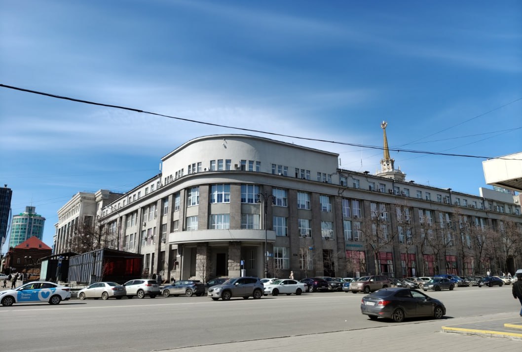 Администрация продает помещения в здании мэрии за 98 млн рублей На самом деле сразу два Первое площадью 515 квадратных метров отдают за 57 млн рублей Сейчас в нем находится ресторан Агонь BBQ Ratskeller Второе 266 квадратных метров за 41 млн рублей У действующих арендаторов есть преимущество в покупке Сразу выкупить площади не получится их продают в рассрочку на семь лет Также новый владелец должен будет соблюдать требования по содержанию объекта культурного наследия Фото Яна Зорина 2GIS Новости из Екатеринбурга