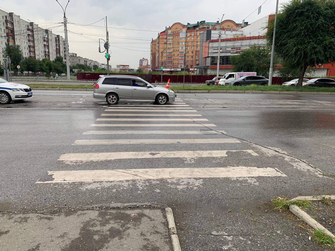 В Абакане в ДТП пострадал пешеход ‼   Вчера утром около д.17 по ул. Торосова 68-летний водитель автомобиля Nissan Wingroad на регулируемом перекрестке ул.Торосова-пр.Дружбы Народов, совершил наезд на пешехода, женщину 1983 года рождения, которая переходила дорогу по регулируемому пешеходному переходу.   В результате ДТП женщина получила телесные повреждения в виде ушиба плеча и грудной клетки.  По факту ДТП проводится административное расследование.