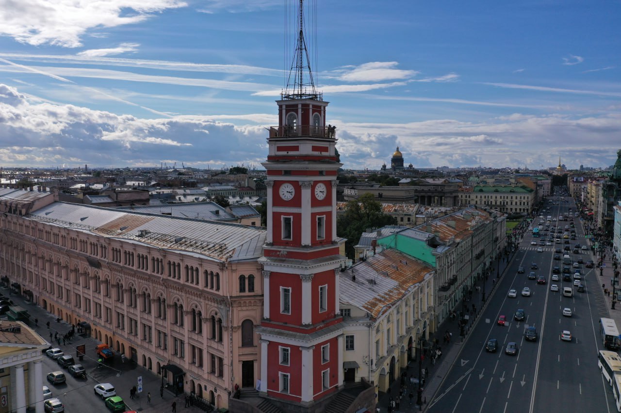 Концепцию общественного пространства на месте улиц Думской и Ломоносова в Петербурге представят до конца 2025 года, а реализуют — в 2026-м. Основной акцент предполагается на создании места с минимальным присутствием или даже отсутствием баров, ранее располагавшихся там. Комитет по промышленной политике, инновациям и торговле привлечен к созданию концепции в качестве экспертов. Представители ведомства также участвуют в слушаниях по проекту. Фото: СПб ГБУ «ГТИБ»