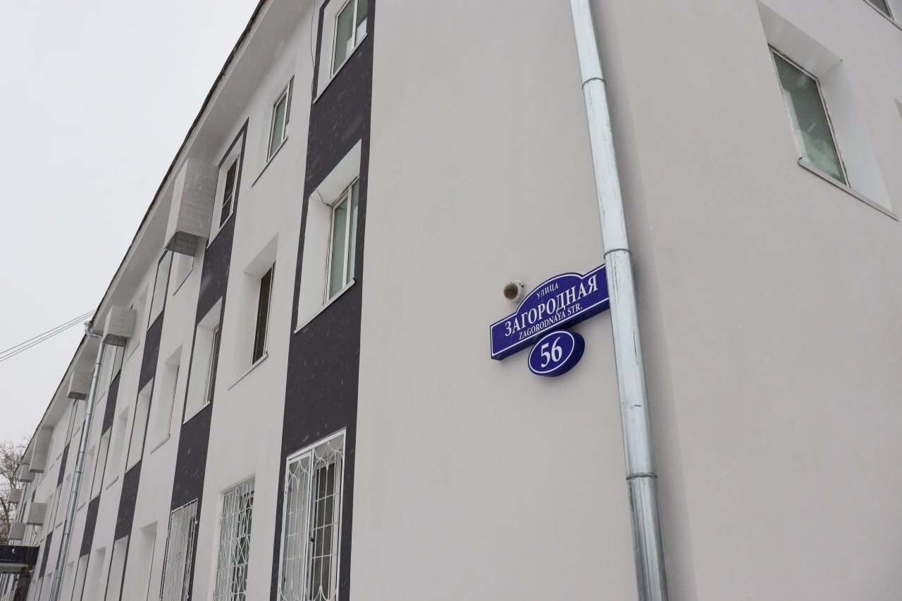 В Благовещенске обновили фасады нескольких многоквартирных домов В областной столице продолжается комплексное благоустройство в рамках которого проводится ремонт и обновление фасадов зданий Акцент делается не только на восстановление внешнего облика домов но и на приведение их в соответствие с единым дизайн кодом разработанным Центром развития территорий Амурской области Это позволяет сохранять архитектурную гармонию и придаёт городскому пространству современный и ухоженный вид На сегодняшний день завершены работы на нескольких объектах На улице Театральной 1 специалисты зашпаклевали отштукатурили и покрасили фасад а также установили корзины для кондиционеров На улице Калинина 88 выполнена покраска фасадов обшивка балконов ремонт оконных откосов и монтаж корзин для кондиционеров Дом после обновления окрасили в светло бежевые тона теперь его облик гармонично сочетается с новым сквером появившимся по соседству в прошлом году  Значительный объём работ проведён на доме по улице 50 лет Октября 2 Здесь обновлена входная группа с установкой нового козырька выполнено утепление и покраска фасада облицовка балконов монтаж решёток для кондиционеров и водосточной системы Важно что в ходе ремонта был сохранён исторический элемент архитектурного облика здания декоративный серп и молот Кроме того обновилось здание по улице Загородной 56 Здесь отремонтировали кровлю козырька обшили фронтон пристройки восстановили входную группу установили оконные отливы и корзины для кондиционеров оштукатурили и покрасили фасад а также смонтировали водосточную систему Проводимые работы направлены на эстетическое улучшение внешнего облика Благовещенска повышение комфортности проживания горожан и сохранение архитектурного наследия города   МинЖКХ Амурской области в Telegram   МинЖКХ Амурской области в ВК