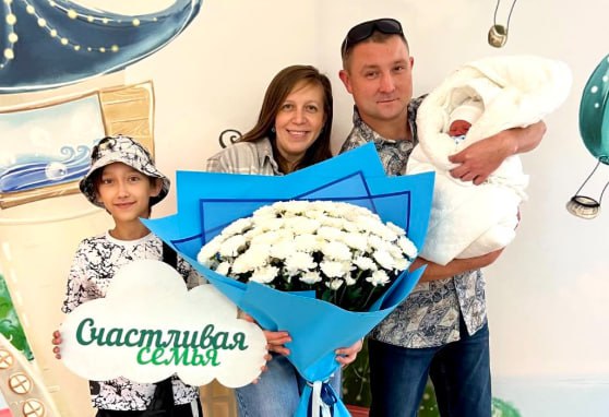 В Челябинске спасли малыша с пятикратным обвитием пуповины 16 сентября врачи Городской клинической больницы 6 помогли появиться на свет малышу с пятикратным обвитием пуповины Пятикратное обвитие могло полностью перекрыть доступ к кислороду привести к тяжелой асфиксии и даже смерти При своевременной диагностике и верной тактике проведения родов малыш может родиться здоровым Эту патологию практически невозможно предвидеть заранее но наша бригада смогла помочь ребёнку Акушерка Наталья Журавлёва бережно и своевременно сняла очень тугие петли с шеи новорождённого рассказала врач акушер гинеколог ГКБ 6 Ольга Горбачёва ПОДРОБНЕЕ URALPRESS RU