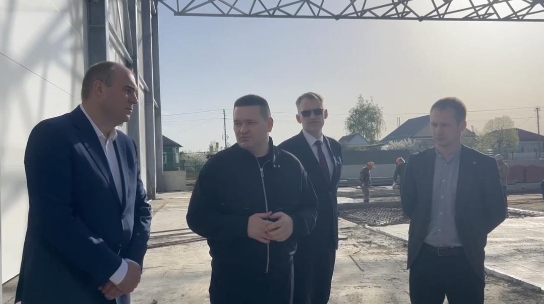 «Единая Россия» держит на контроле строительство спортивно-досугового центра в Саратовской области Депутат Госдумы Андрей Воробьев посетил стройплощадку многофункционального спортивно-досугового комплекса в селе Репное Балашовского района Саратовской области. В центре обустроят четыре спортзала, а также футбольное поле, беговые дорожки, площадки для воркаута, волейбола, баскетбола, сдачи норм ГТО. Финансирование - порядка 370 млн рублей по программе «Комплексное развитие сельских территорий». «Строительство началось в прошлом году. Подрядчик заверил, что работает в графике, к началу осени объект будет сдан. Центр станет площадкой для проведения местных и областных соревнований по различным видам спорта. Но важно, чтобы стадион был доступен для посещения всем жителям, а секции для детей были бесплатными», – сказал депутат.