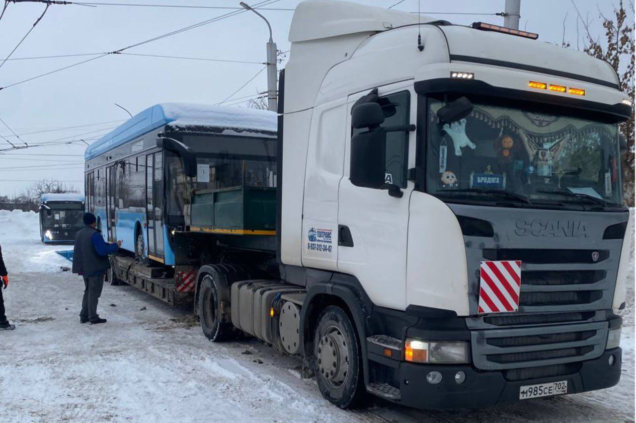 Новые троллейбусы приезжают в Екатеринбург Первые машины от Уфимского трамвайно троллейбусного завода отправили в город на прошлой неделе На линию они выйдут не сразу Сначала специалисты проверят их безопасность и техническое состояние Троллейбусы будут доставлять небольшими партиями в течение месяца К 1 марта в город должны привезти все 55 машин Их направят по девяти маршрутам Фото УТТЗ   Новости из Екатеринбурга