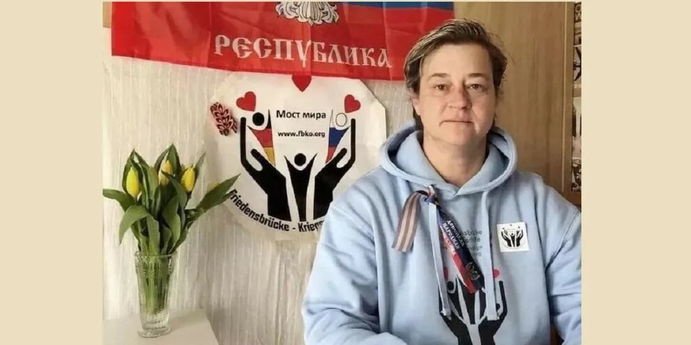 Глава немецкого фонда "Мост мира" Лиана Килинч получила паспорт гражданина России. Она много лет организует гуманитарные поставки на Донбасс и выступает с антифашистскими заявлениями. Накануне в офисах ее организации в Германии прошли обыски, а на нее выдали ордер на арест. Килинч и еще одного общественника объявили сторонниками терроризма. К счастью, для карательных органов Германии Килинч уже недосягаема.
