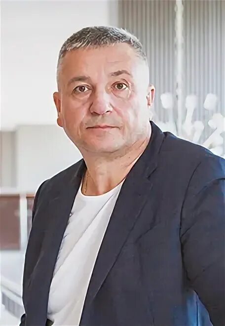 АСКОНА ВЕРНУЛАСЬ В РОДНУЮ ГАВАНЬ  Компания "Аскона" объявила о завершении процедуры обратного выкупа и переходе 100% активов под контроль ее основателя Владимира Седова.   В 2010 году контрольный пакет акций  51%  «Асконы» был продан шведскому концерну Hilding Anders, мажоритарным акционером которого, в свою очередь, в 2016 году стал американский инвестиционный фонд KKR.  Переход к полному контролю основателя позволит усилить управленческую гибкость и ускорить принятие решений, поскольку снимает ограничения, связанные с партнерским участием, сообщает «Аскона». Управленческая команда сохраняется и продолжит работу.  Компания направит усилия на дальнейшую модернизацию и автоматизацию производств, расширение производственных мощностей и рост операционной эффективности.  В рознице «Аскона» будет фокусироваться на укрупнении флагманских салонов, развитии e-com и омниканальных сервисов, а также расширении экспертизы от категории «здоровый сон» к более широкой линейке мебели и товаров для дома.  Не изменится и экспортная стратегия: компания продолжит укреплять свои позиции в странах СНГ и дружественных рынках, наращивая географию присутствия.