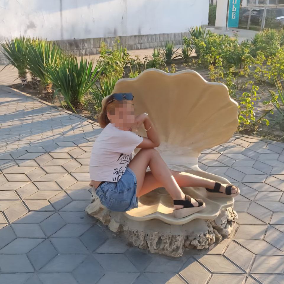 В Ростове третьи сутки продолжаются поиски 13-летней девочки. Вероника Р. вышла из дома 1 июля и с тех пор на связь не выходила. Родственники самостоятельно пытались ее найти, но безрезультатно — тогда они обратились за помощью в полицию и к волонтерам. В поисках участвуют и СМИ, а в мессенджерах и социальных сетях распространяется ориентировка с информацией о пропавшем ребенке. Девочке на вид 12-13 лет. Ростом Вероника около 152 сантиметров. У нее карие глаза и темные кучерявые волосы до плеч. Девочка была одета в черную майку, черные штаны, черные кроссовки. Если вы что-либо знаете о местонахождении школьницы, то сообщите по телефонам: 02; 8 863 249-49-79; 8 863 249-20-60. Любая информация может помочь. Подписаться Прислать нам новость