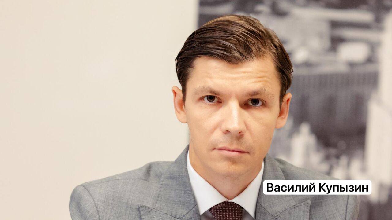 У Фонда развития территорий новый гендиректор — Ильшата Шагиахметова сменил Василий Купызин Срок полномочий Купызина на посту генерального директора фонда составит 3 года. Ранее он работал на различных должностях в ФАС, Минэнерго, компаниях «Роснефть» и «Транснефть». С октября 2022 года занимал должность заместителя руководителя секретариата вице-премьера Марата Хуснуллина. Отмечается, что Шагиахметов ушел по собственному желанию. Он работал в ФРТ с 2022 года.