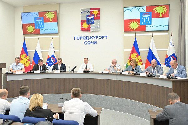 Глава Сочи Андрей Прошунин: «Общий объем финансирования запланированных инвестпроектов превысит 650 миллиардов рублей» На планерном совещании под председательством главы Сочи Андрея Прошунина рассмотрели ряд актуальных вопросов. Первая тема — обеспечения безопасности и информирования жителей и гостей курорта о возможных угрозах БПЛА. В работе по расчистке помещений, которые могут быть использованы как укрытия, участвуют ТОСы, УК города, городские коммунальные предприятия предоставляют технику. По поручению главы усилена работа по подготовке учреждений образования к новому учебному году. На ремонт школ, детских садов и центров дополнительного образования направлено более 351 миллиона рублей. В том числе в организациях реализуются проекты инициативного бюджетирования. В ходе планерного совещания обсудили сопровождение и контроль инвестпроектов, а также повышения уровня инвестиционной привлекательности города. На данный момент инвестпортфель Сочи состоит из 60 проектов, они планируются к реализации до конца 2033 года. По 28 уже получены разрешения на строительство и ведутся либо подготовительные, либо строительно-монтажные работы. В 2025 году запланированы к вводу в эксплуатацию 5 объектов, в их числе пансионат «Кристалл» и оздоровительный комплекс в гостинице «Карат». — Общий объем финансирования инвестпроектов в Сочи превысит 650 миллиардов рублей. В ближайшие годы будет создано свыше 25 тысяч новых рабочих мест. Наш подход неизменен — городу необходимы только те проекты, которые обеспечат появление важных социальных объектов, благоустройство, новую дорожную и инженерную инфраструктуру. Большинство инициатив — в санаторно-курортной сфере. Ведётся восстановление и реновация исторических здравниц при поддержке главы региона Вениамина Ивановича Кондратьева, — сказал глава Сочи Андрей Прошунин. В данный момент в санаторно-курортной и туристской сферах в разных стадиях проработки 44 проекта. Это порядка 73 процентов от общего числа. Их реализация позволит создать более 27 тысяч единиц номерного фонда.