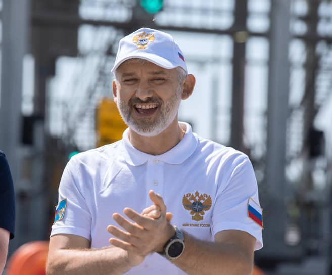 Экс-министр транспорта Евгений Дитрих уйдет с поста гендиректора ГТЛК – он может перейти в Совет Федерации в качестве представителя от Новгородской области.  Исполняющим обязанности главы госкомпании станет его заместитель Михаил Парнев. Прежде Парнев в ГТЛК курировал блок воздушного транспорта – в 2010-х годах он работал в центральном аппарате Росавиации. После чего перешел в корпоративный сектор – в частности, являлялся гендиректором авиакомпании Sirius Aero, занимающейся чартерными перевозками на бизнес-джетах.  Дитрих возглавлял ГТЛК с ноября 2020 года после отставки из Правительства РФ.