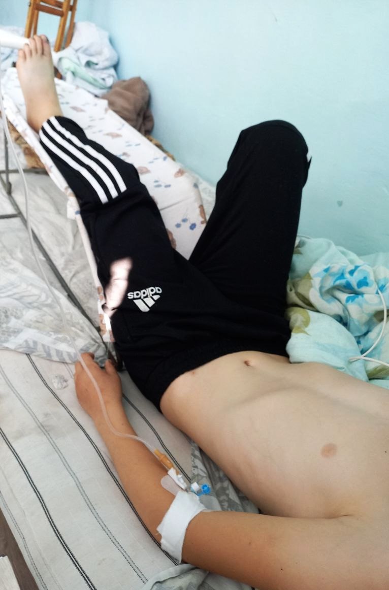 С гадюкой шутки плохи. В Бурятии врачи спасли 10-летнего мальчика после укуса змеи В Бурятии ядовитая змея укусила ребенка. 10-летний мальчик во время каникул приехал на отдаленную ферму в местности Грязный Дабан в Закаменском районе. Около 5 часов утра он вышел на улицу и увидел под ногами ползучую рептилию, рассказали в Закаменской ЦРБ. Любопытство взяло верх, и школьник решил схватить змею. Но та от греха подальше решила напасть первой. Мальчик почувствовал сильную боль в ноге и побежал в дом. Так как боль не стихла, под вечер его на тракторе увезли в Баянгол и вызвали врача. Ребенку поставили укол и вызвали скорую помощь. Уже в Закаменской ЦРБ ему ввели антидот и приступили к инфузионной терапии. По описанию мальчика и симптомам укуса специалисты определили, что его укусила ядовитая гадюка. Сейчас жизни школьника ничего не угрожает, однако он еще будет находиться под наблюдением. Врачи отметили, что если бы не вовремя оказанная медицинская помощь, он мог остаться без ноги.