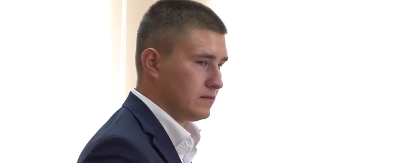 Начался суд над полицейским Никитой Черновым который насмерть сбил женщину на пешеходном переходе в поселке Бутурлино Подсудимый сбил 55 летнюю Ларису Блинову рано утром Очевидец происшествия Елена Гусева сообщила что Чернов якобы признался ей в том что в это время смотрел в телефон и не заметил женщину рассказали в программе Экстренный вызов 112 В суде молодой человек признал вину и заплакал когда зачитывали обвинение Также выяснилось что у Чернова не было водительских прав Машину он взял у отца без спроса чтобы съездить в аптеку за препаратами для матери Когда собственной маме плохо ты знаешь что ты вроде бы умеешь управлять транспортным средством можешь доехать из пункта А в пункт Б ты не совсем думаешь о тех последствиях которые могут возникнуть Ты думаешь о своем сиюминутном желании помочь другому человеку высказался Чернов Подпишись Предложи новость