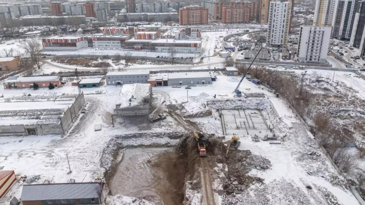 В Красноярске заключили еще семь договоров КРТ.   В департаменте градостроительства сообщили, что территории площадью от 1,1 до 9,8 гектара уже находятся в собственности у застройщиков в  Свердловском, Советском, Центральном и Октябрьском района.    Застройщики за свой счёт должны построить четыре детсада, возвести помещения под образовательные организации и передать 50 домов для переселенцев из аварийного жилья.  Договор КРТ позволяет застройщикам возводить здания с повешенной плотностью. Всего в городе реализуется 15 договоров КРТ.