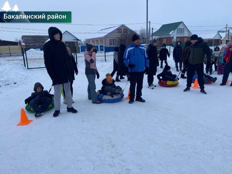 Праздничный настрой и спорт объединили сотни семей из Башкортостана!  По всей республике проходят новогодние семейные старты, где взрослые и дети соревнуются в командных эстафетах, участвуют в активных играх и весёлых конкурсах.  Отличное настроение и радость делают эти дни по-настоящему незабываемыми!