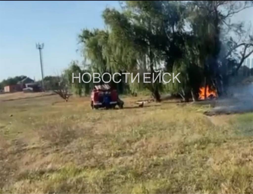 Возгорание случилось в пригороде Ейска  Сейчас в п.Широчанка, на ул.Огородной, брандмейстеры ликвидируют ландшафтный пожар.   Им помогают местные жители.