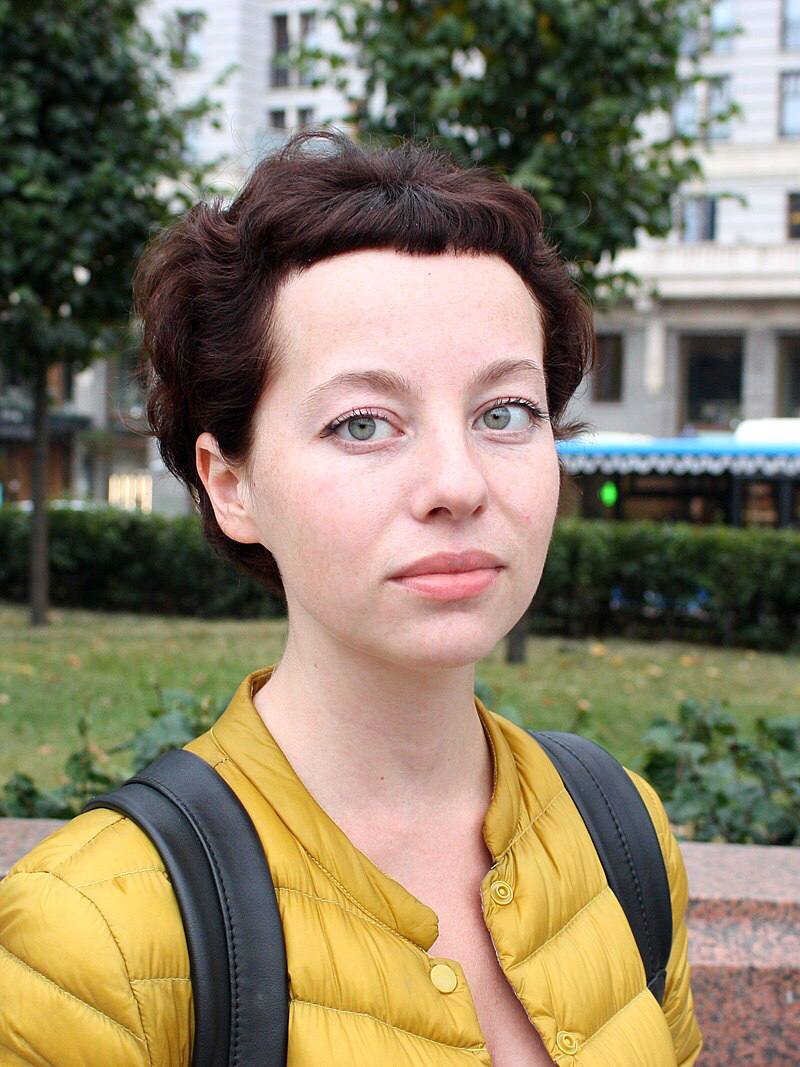 Жене Беркович запретили ставить спектакли в костромской колонии Об этом сообщает группа поддержки режиссерки. «Женя попросила всем передать, что вчера ей на официальном уровне окончательно запретили участвовать в какой-либо выступательной деятельности в колонии. Ни режиссировать, ни помогать, ничего и никак. Поэтому просит не спрашивать ее в письмах, что она там ставит. Ничего. Только пошивочно-раскроечный цех», — говорится в сообщении. Ранее Беркович рассказывала, что готовит постановку на 9 мая. До этого она поставила в колонии кукольный спектакль. В июле 2024 года режиссерку Женю Беркович и драматургиню Светлану Петрийчук приговорили к шести годам колонии по делу об «оправдании терроризма» из-за спектакля «Финист Ясный Сокол». В постановке рассказывалось о российских женщинах, которые решили выйти замуж за радикальных исламистов и уехать в Сирию.