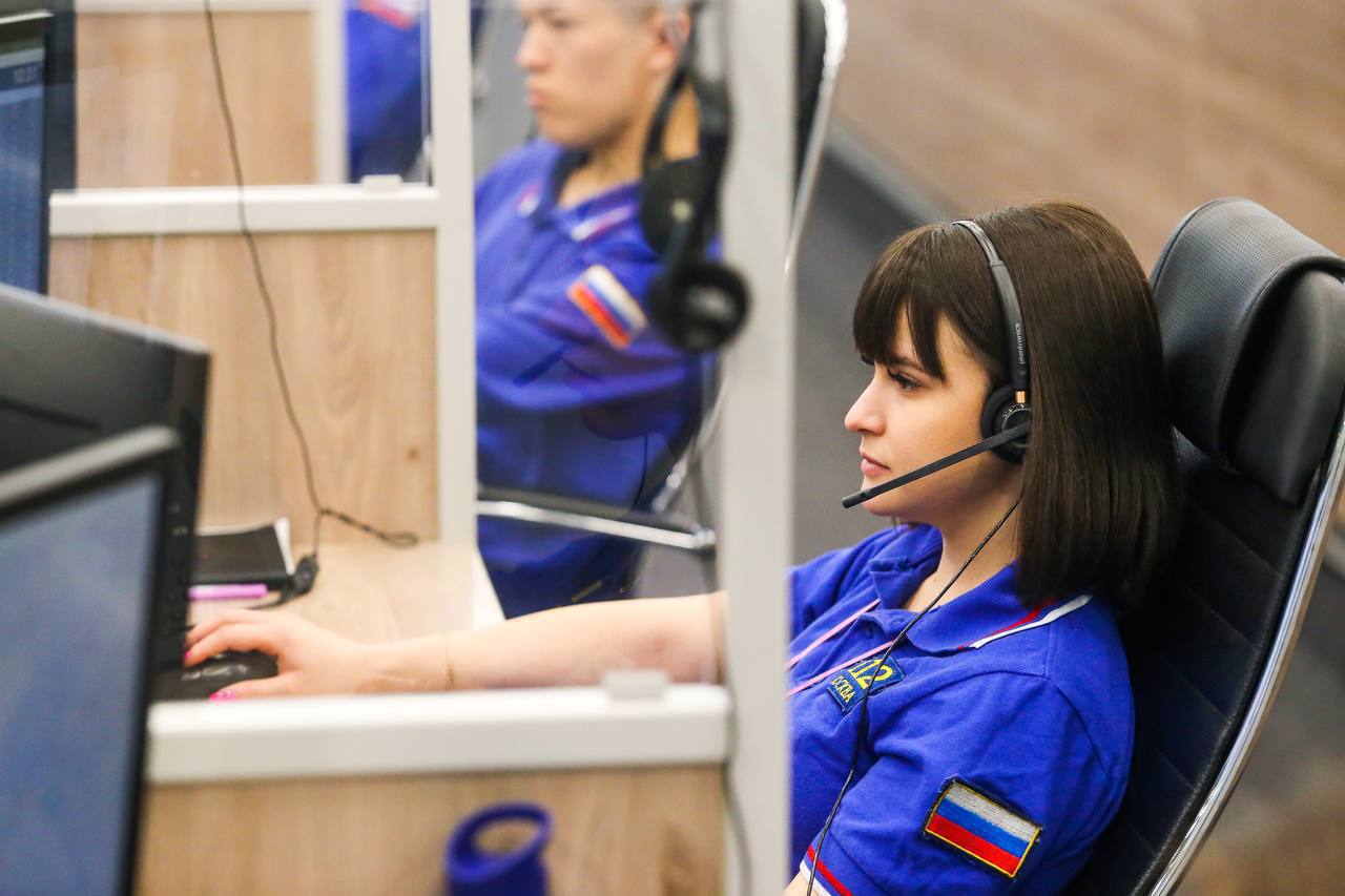 Более 5 5 млн вызовов приняли операторы Системы 112 в столице с начала года Слаженная работа Системы 112 позволяет поддерживать бесперебойное функционирование города об этом сообщил заместитель Мэра Москвы Петр Бирюков Операторы приняли свыше 5 5 млн вызовов из которых около 2 7 млн потребовали оповещения экстренных служб остальные носили справочно консультационный характер На дежурство ежедневно выходит до 125 специалистов обработка сообщений полностью автоматизирована