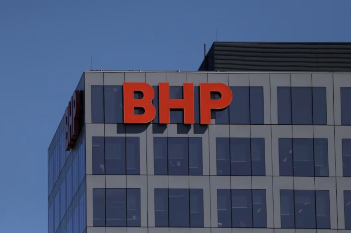 Китай вводит запрет на импорт железной руды от BHP из за ценового конфликта Китайская сторона приняла решение полностью прекратить закупки железорудного сырья у австралийской компании BHP ввиду обострения ценовой дискуссии между сторонами Детали Поставки прекратятся немедленно без возможности возобновления до урегулирования разногласий investing