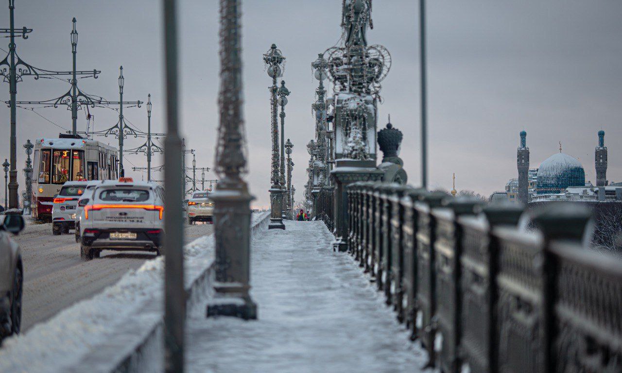 Службы города вернулись к зимнему режиму уборки  Подметально-уборочная техника и машины, заправленные противогололедными материалами, приступили к работе перед выходными. Специалисты обработали опасные участки дорог, а с магистралей убрали основной слой снега. В воскресенье в пункты утилизации отправили почти 1800 кубометров снега.  Сейчас устраняют последствия циклона 803 единицы техники. Узкие тротуары очищают 1137 работников ручного труда. В парках и садах города также продолжается уборка снега, а аллеи и дорожки посыпают гранитной крошкой для безопасного передвижения жителей.  Фото: Мосты Петербурга