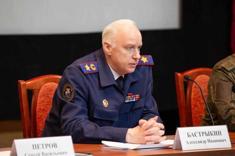 В Агаповском районе жители не выдержали и пожаловались главе Следственного комитета России Александру Бастрыкину на убитую дорогу Уже несколько лет находится в плачевном состоянии дорога Агаповка - Магнитный – Субутак. Ее постоянно топит, свою лепту вносят и грузовики, которые разрушают асфальт. Из-за всего этого дорога покрыта многочисленными ямами и колеями. По ней не могут быстро проехать машины скорой помощи и пожарные. Затруднено и движение школьных автобусов. Жители просили хотя бы засыпать ямы песко-гравийной смесью, но и этого дождаться не смогли. Александр Бастрыкин поручил провести проверку ситуации с дорогой. Доклад о результатах ему должен представить глава СУ СКР по Челябинской области Алексей Колбасин.