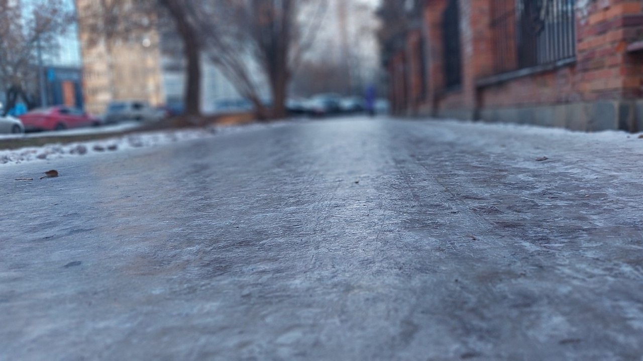 Переломы и грязный снег: какие опасности подстерегают детей зимой  Случаев детского травматизма зимой становится в несколько раз больше, отмечают медики, поскольку увеличивается количество факторов опасности. Врачи Магнитогорска рассказали, какие травмы наиболее распространены в холодное время и как обезопасить малышей и подростков.  По данным магнитогорского Центра охраны материнства и детства, зимний травматизм среди детей многогранен. Это могут быть как переломы костей во время падения, так и переохлаждение, которое также нельзя оставлять без внимания.  Например, обморожение встречается едва ли не чаще, чем различные ушибы или переломы. Если на улице сыро, ветрено, а температуры – около нуля, под угрозу попадают пальцы, нос и щеки, тем более у детей, чей организм еще недостаточно хорошо справляется с суровыми температурами.    Какие еще травмы зимой опасны для детей и как их избежать - читайте в материале на сайте cheltv.ru.    Вести Южный Урал   Челябинск