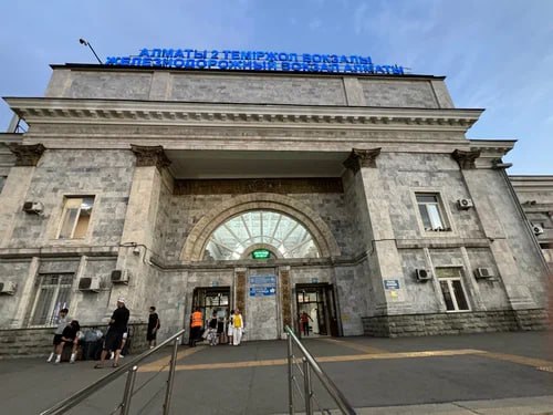 Полсотни человек отравились угарным газом в Алматы Произошло это в поезде на вокзале Алматы 2 Всего пострадали 52 человека в том числе дети Всех пострадавших доставили в стационары для проведения обследования и оказания необходимой медицинской помощи По результатам обследований госпитализировали 10 детей из них двое находятся в реанимации остальные в профильных отделениях сообщили в управлении общественного здравоохранения Алматы В КТЖ отреагировали быстро Там заявили что поезд в котором люди отравились газом принадлежит частному перевозчику АО Пассажирские перевозки к инциденту не причастны А вагоны предоставили киностудии для проведения съемок Какой именно студии не упоминается t me orda kz