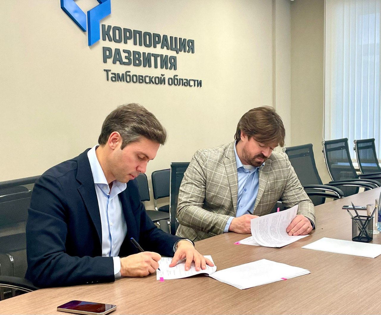 Корпорация развития Тамбовской области и агрофирма Октябрьская заключили соглашение о стратегическом партнерстве Документ подписали руководитель Корпорации Максим Сеструхин и директор предприятия Максим Жалнин Стороны будут сотрудничать при реализации на территории региона инвестиционного проекта по строительству комплекса приемки хранения и отгрузки зерна на железнодорожный транспорт Планируемый объем инвестиций в строительство высокотехнологичного комплекса по приемке перевалке хранению и железнодорожной отгрузке зерновых зернобобовых и масличных культур составит 542 миллиона рублей Годовой грузооборот до 500 тысяч тонн в год Напомним что ранее на площадке Российской агропромышленной выставки Золотая осень в Москве было подписано соглашение о намерениях к сотрудничеству правительства Тамбовской области и агрофирмы Октябрьская Документ скрепили подписями глава региона Евгений Первышов и генеральный директор предприятия Максим Жалнин Наши новости в МАХ