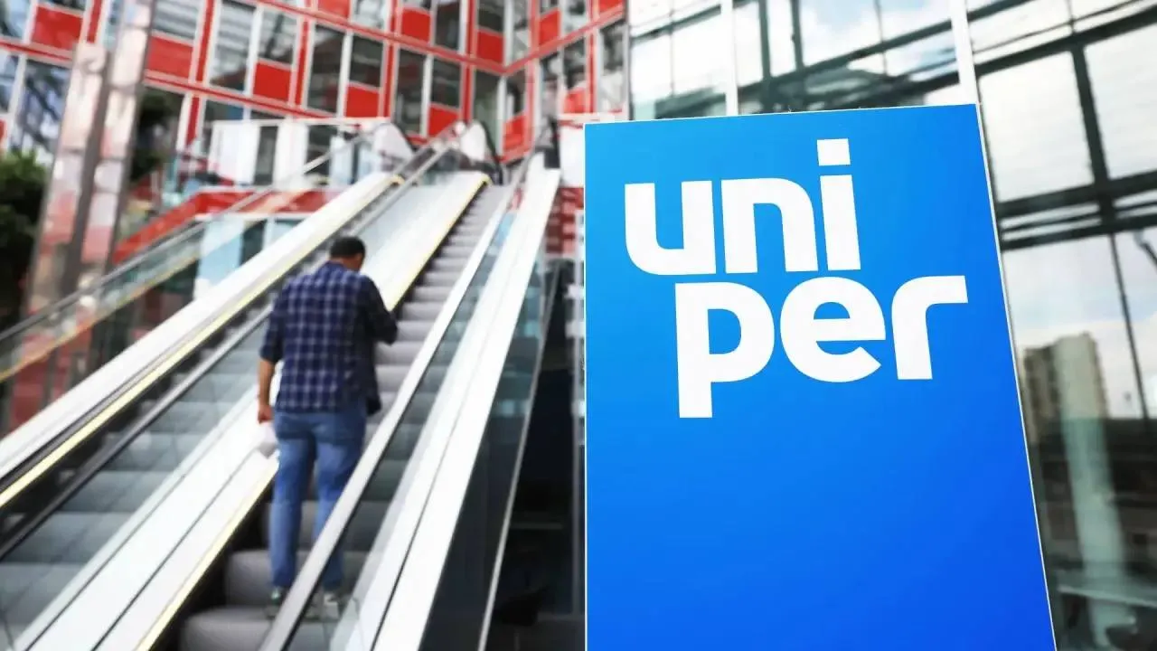 Правительство Германии начинает приватизацию энергокомпании Uniper которая до 2022 года занималась импортом российского газа и едва не разорилась после запрета на его поставки Германии пришлось национализировать Uniper чтобы спасти ее от краха во время европейского энергетического кризиса 2022 года за 13 5 млрд евро В результате сейчас правительству принадлежит 99 12 акций компании Но по правилам ЕС Германия должна сократить свою долю в Uniper до 25 до конца 2028 года Правительство Германии может либо продать долю в компании напрямую через банки организаторы сделки JPMorgan и UBS либо разместить акции Uniper на бирже либо использовать комбинированный вариант Компании и инвесторы которые хотят приобрести долю в Uniper должны до 12 июня направить заявки в ведомство Власти страны рассчитывают провести переговоры с потенциальными покупателями в июле августе и в случае их успеха к ноябрю заключить соглашение Параллельно правительство начинает готовиться к размещению акций компании на бирже Биржевая стоимость Uniper сейчас оценивается в 18 млрд евро но считается что это искаженная цена поскольку в свободной продаже пока находится меньше 1 акций Реальная стоимость компании может составить не более 10 млрд евро В 2022 году когда после прекращения поставок из России Uniper пришлось закупать газ по более высокой цене у альтернативных поставщиков ее убытки оценивались примерно в 19 млрд евро Правительству Германии пришлось выкупить акции компании и предоставить ей ликвидные средства для спасения от банкротства что в общей сложности обошлось бюджету в 13 5 млрд евро Благодаря господдержке Uniper удалось сохранить свой бизнес В компании работают 7 2 тыс человек она остается крупнейшим импортером газа в Германии и оператором подземных газохранилищ Компания частично меняет структуру бизнеса Так она построила терминал по приему сжиженного газа в Вильгельмсхафене купила доли в ряде тепловых электростанций в Германии и в АЭС в Швеции