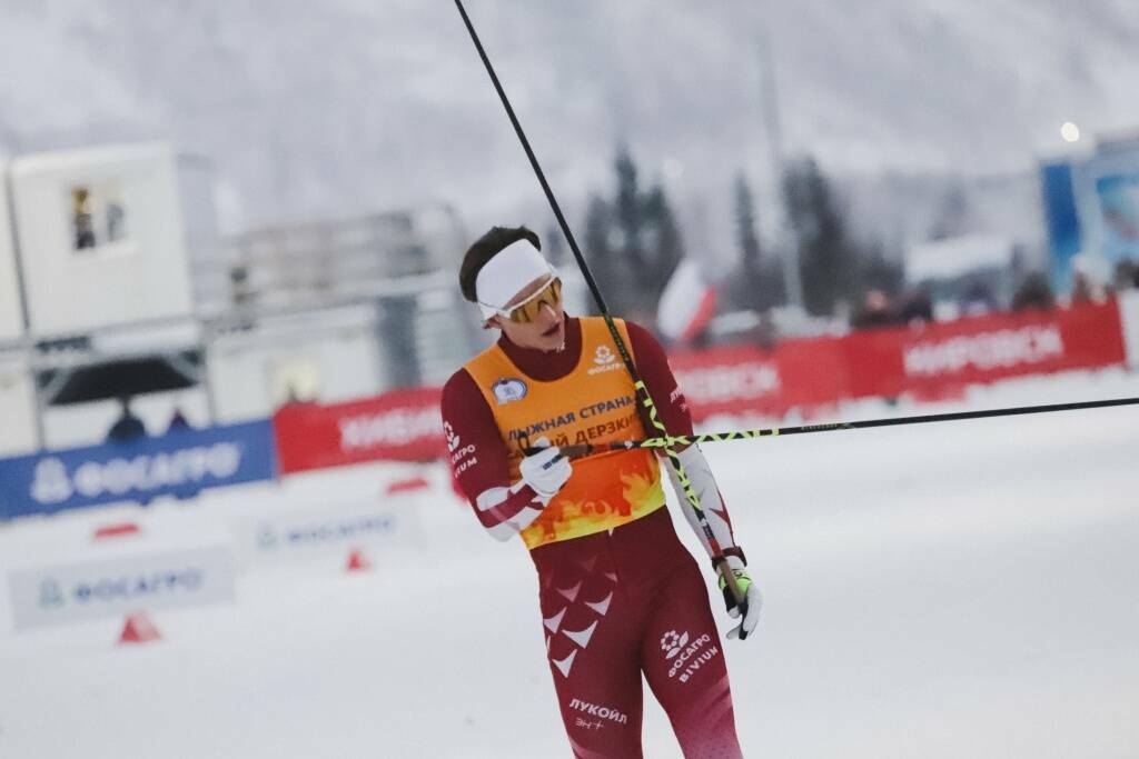 Коростелев стал первым на Кубке России в Кировске Двукратный чемпион России Савелий Коростелев выиграл гонку свободным стилем на стартовом этапе Кубка России по лыжным гонкам в Кировске Савелий Коростелев прошел 15 километровую дистанцию за 35 минут и 10 9 секунды Вторым к финишу доехал Денис Спицов 9 8 третьим Серей Ардашев 21 4 Читать полностью