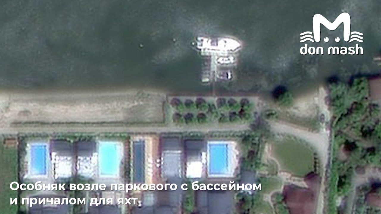 Дом с бассейном у реки и причалом для яхт, рынок и даже Первомайская площадь — вот из-за чего Кушнарёв просил закрыть судебное заседание. Похоже бывший замгубернатора боится, что все узнают о ценных владениях жены. Мы проверили зачитанные в суде адреса арестованного имущества. Вот что нашли: Оксана Кушнарёва сдаёт участок под рынок, ТЦ в Морозовске и ещё с десяток торговых площадок. Всего у неё около трёхсот арендаторов. Но куда интересней особняк под Ростовом возле Паркового посёлка. По заявлению супругов, в нём живёт их несовершеннолетний ребёнок. На снимках карт видны бассейны и причал с пришвартованной яхтой, напротив дома — теннисный корт. Ещё жене экс-чиновника принадлежит целая площадь в Ростове, на которой стоят школа, детский сад и психдиспансер. В Москве имущество поскромнее — квартира на Берёзовой аллее и внедорожник "Ауди".