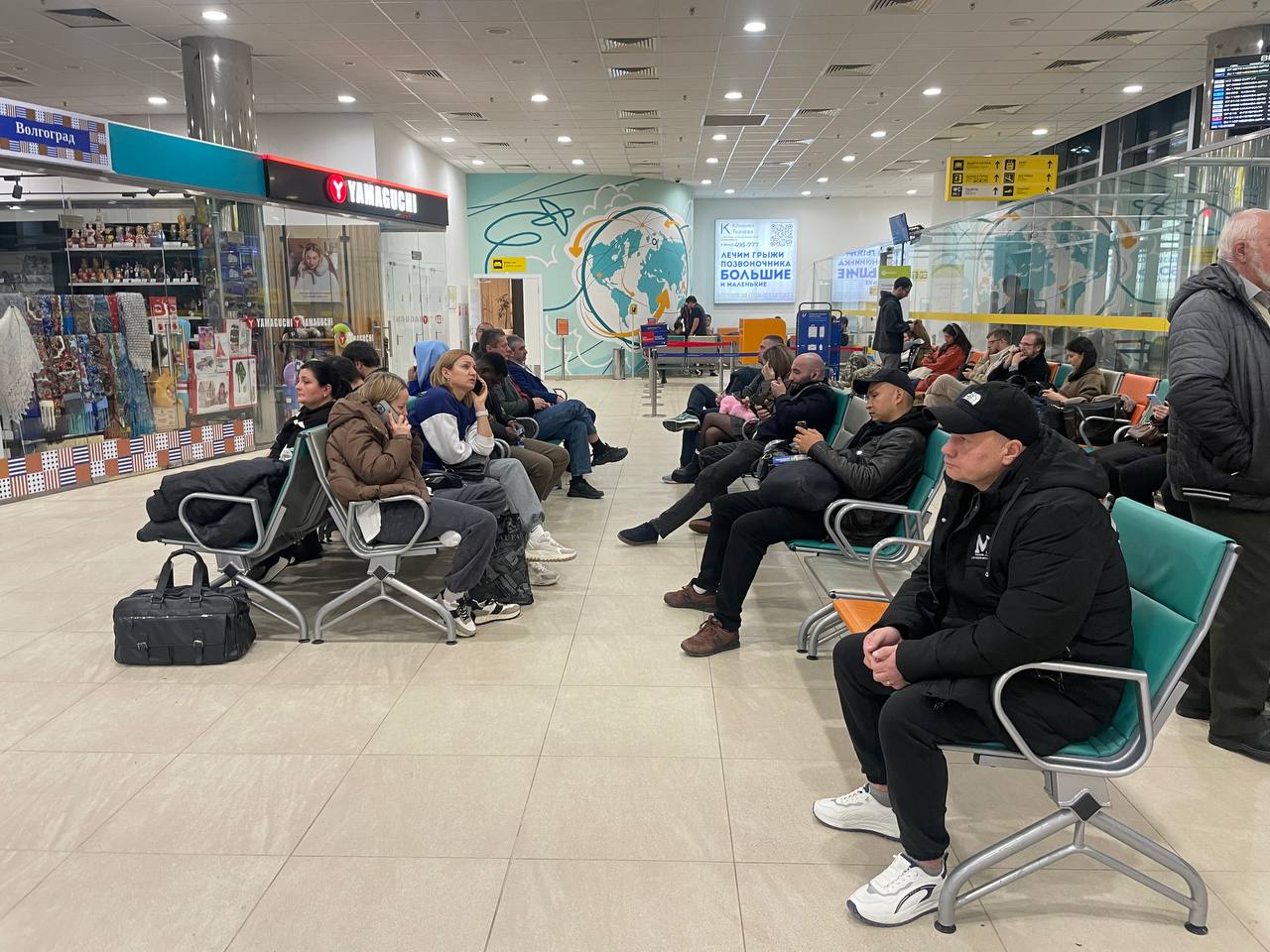 Прокуратура взялась за задержки авиарейсов в Волгограде Из за плохой погоды два авиарейса связывающих Волгоград с Москвой отменили Кроме того вылет еще одного борта Аэрофлота отложен на завтра Так самолет должен был отправиться сегодня в путь в 13 55 но теперь взлетит не ранее 09 35 14 декабря Соблюдение прав пассажиров находится на контроле Южной транспортной прокуратуры О нарушении можно сообщить в ведомство по номеру 7 919 899 87 33 в MAX