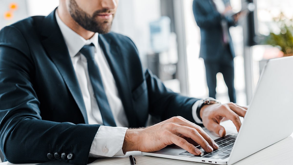 Коллега в чате просит срочный код Это мошенники Мошенники стали подделывать рабочие чаты в которых они от имени коллег и руководства просят срочно сообщить код подтверждения под видом рабочей задачи Аферисты тщательно готовятся к созданию фальшивого чата и собирают в открытых источниках и социальных сетях информацию о коллективе Не сообщайте коды из СМС или от банковских приложений даже если просьба кажется срочной и служебной Подписывайтесь на