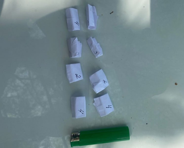 В Орловской области полицейские задержали подозреваемого в сбыте наркотиков 37-летний житель Ливенского района был пойман с поличным. При нем нашли восемь свертков с запрещенным веществом. Мужчина забрал наркотики из тайника и расфасовал их для дальнейшей продажи. Возбуждено уголовное дело. Подозреваемого заключили под стражу Вести-Орел. Подписаться