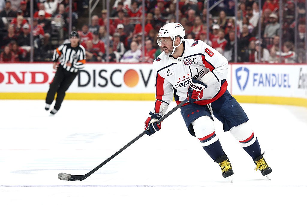The Athletic опубликовал список игроков НХЛ, которые должны одними из первых получить место в Зале хоккейной славы после окончания карьеры.  В списке 16 человек, среди них пять россиян — Александр Овечкин  «Вашингтон Кэпиталз» , Евгений Малкин  «Питтсбург Пингвинз» , Никита Кучеров  «Тампа-Бэй Лайтнинг» , Андрей Василевский  «Тампа»  и Сергей Бобровский  «Флорида Пантерз» .  В 2025 году в Зал славы будет включен Александр Могильный.   Getty Images  Подписаться на «РБК Спорт»