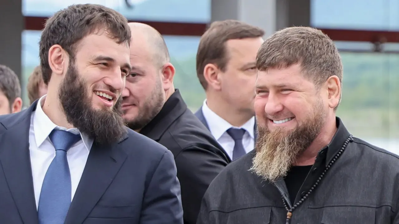 Племянник Кадырова получил сербский паспорт по упрощенной процедуре Сын сестры Рамзана Кадырова и управляющий российскими активами Danone Якуб Закриев стал гражданином Сербии В решении о принятии в гражданство сербское правительство объяснило это интересами республики это позволяет выдавать паспорта тем кто не живет в стране и не требует отказа от других гражданств Это не единичный случай в 2022 2025 годах Сербия выдала сотни паспортов россиянам по той же процедуре Среди них оказались как кадыровцы и силовики так и сотрудники госкомпаний Помогать путинским жуликам теперь называется в интересах республики Когда то Белград может доиграться и рассориться с ЕС если и дальше будет раздавать паспорта непосредственным бенефициарам путинского режима