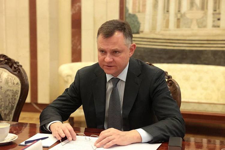 Ночная атака дронов в Ростовской области повреждена ЛЭП более 200 домов остались без света Губернатор Ростовской области Юрий Слюсарь в своем Telegram канале сообщил об отражении ночной атаки беспилотников в Чертковском и Шолоховском районах По его словам в результате падения обломков в Чертковском районе около полуночи была повреждена опора ЛЭП возле хутора Нагибин что привело к отключению электроэнергии в более чем 200 домах На месте происшествия возник пожар на площади 4 квадратных метра который был оперативно ликвидирован Специалисты восстановили подачу электроэнергии к утру Губернатор отметил что информация о последствиях на земле уточняется Силы противовоздушной обороны продолжают работу по отражению атаки Губернатор призвал жителей региона сохранять бдительность и соблюдать осторожность Подпишись на 1Rnd в МАХ Написать в редакцию