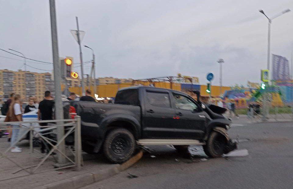 Пикап Toyota Hilux протаранил автомобиль ДПС в Великом Новгороде, двое сотрудников автоинспекции доставлены в больницу, сообщили в  управлении ГИБДД по региону.  Как отмечают очевидцы в соцсетях, вызволить одного из автоинспекторов из машины удалось только с помощью спецтехники.